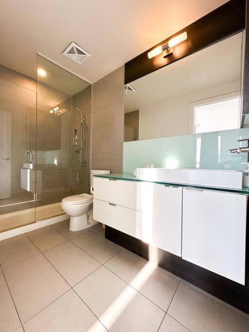 Elegant Suites - City Views, Lake View, Free Parking Toronto Esterno foto