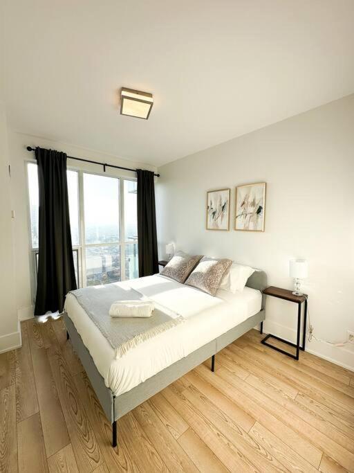 Elegant Suites - City Views, Lake View, Free Parking Toronto Esterno foto