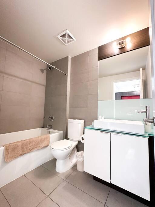 Elegant Suites - City Views, Lake View, Free Parking Toronto Esterno foto