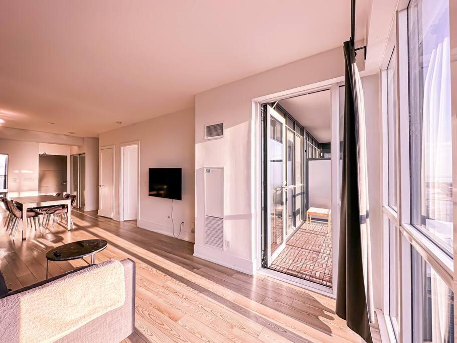 Elegant Suites - City Views, Lake View, Free Parking Toronto Esterno foto