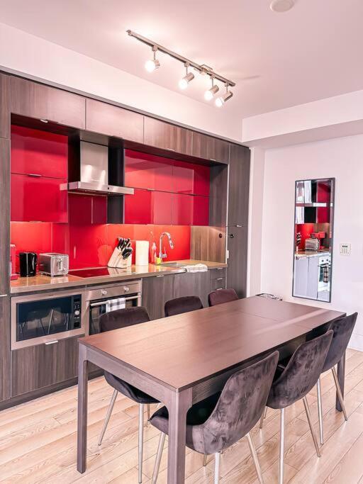 Elegant Suites - City Views, Lake View, Free Parking Toronto Esterno foto